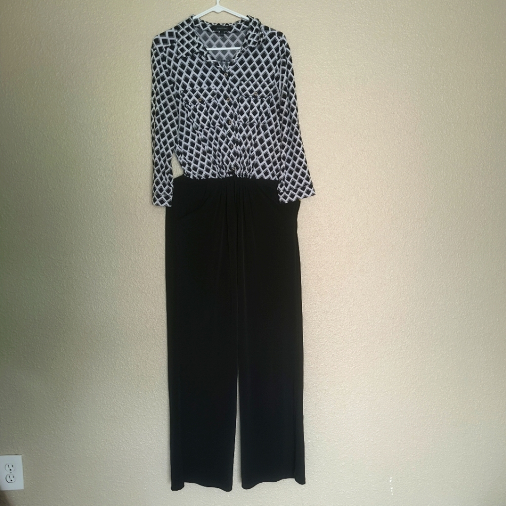 spense jumpsuit white/black asymmetrical color size 8 wide legs, stretches 3/4 s